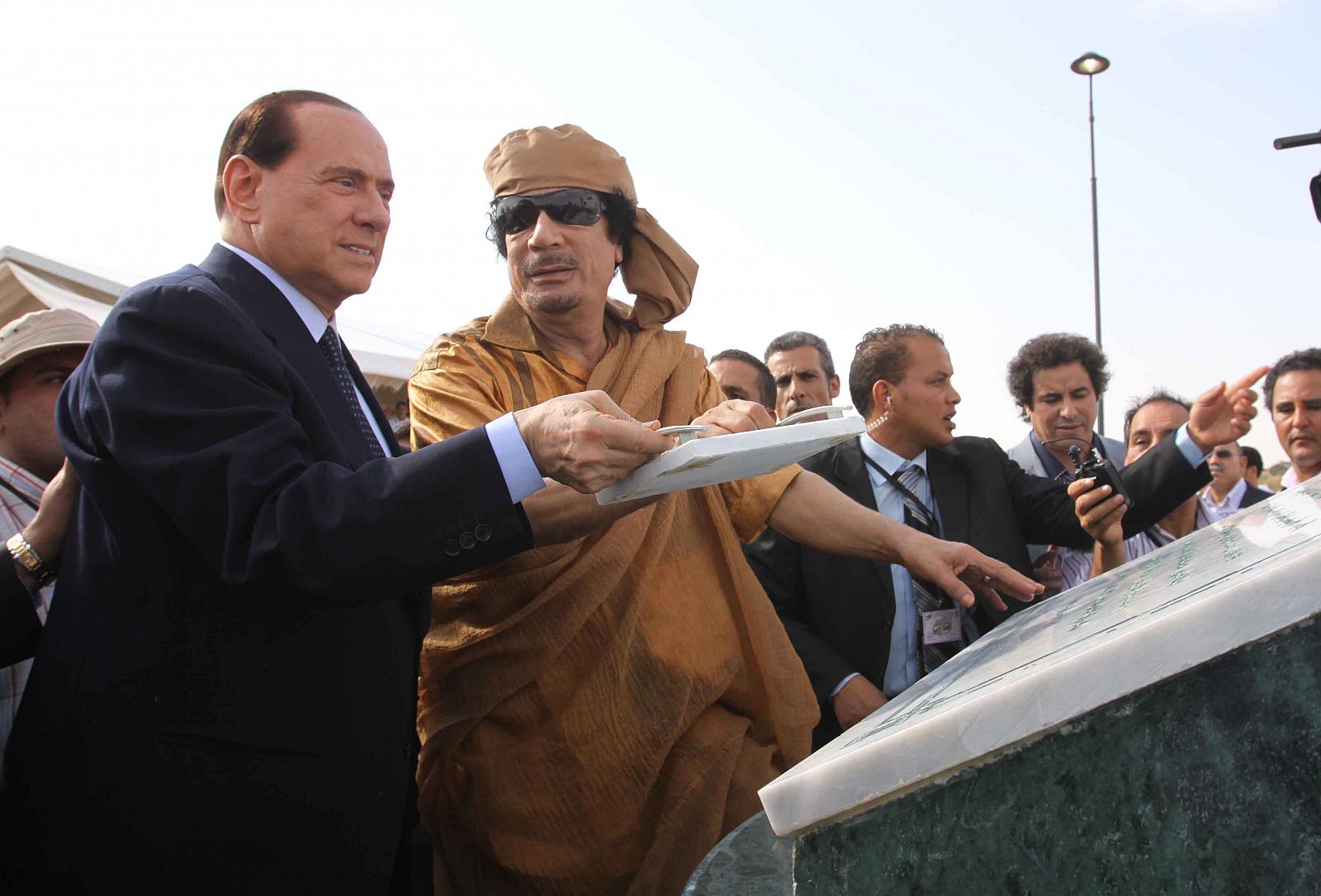 Silvio Berlusconi (izq), y el líder libio Moammar Gaddafi en Trípoli