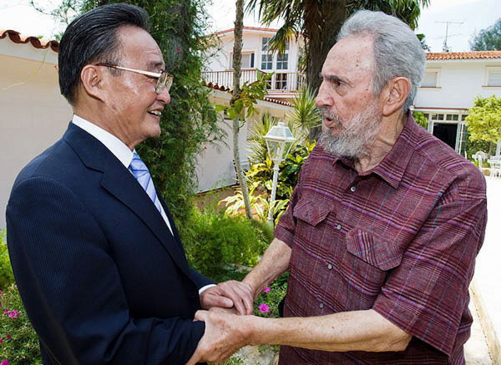 Fotografía cedida por el diario Juventud Rebelde en la que aparece el líder cubano Fidel Castro mientras estrecha la mano del presidente de la Asamblea Nacional de China, Wu Bangguo.