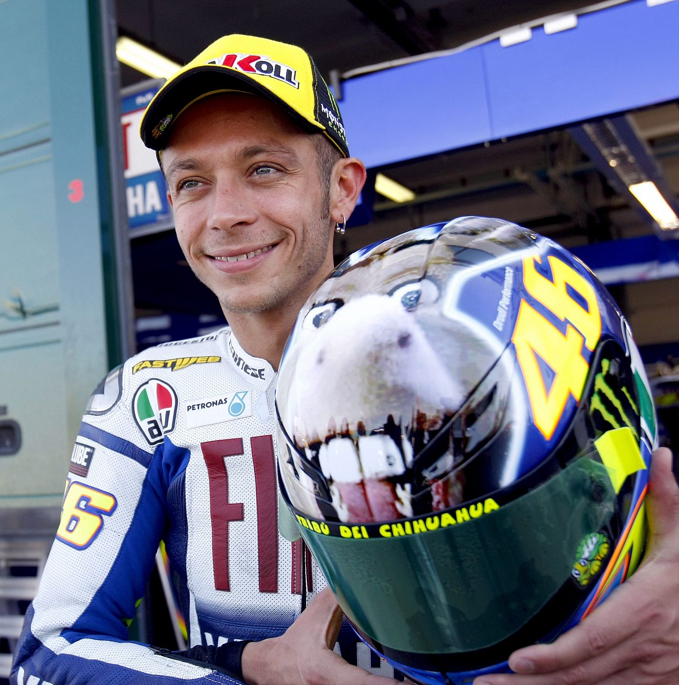 Valentino Rossi muestra su casco decorado con la cara de un asno.