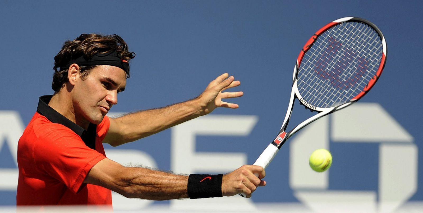 El tenista suizo Roger Federer devuelve la bola al australiano Lleyton Hewitt