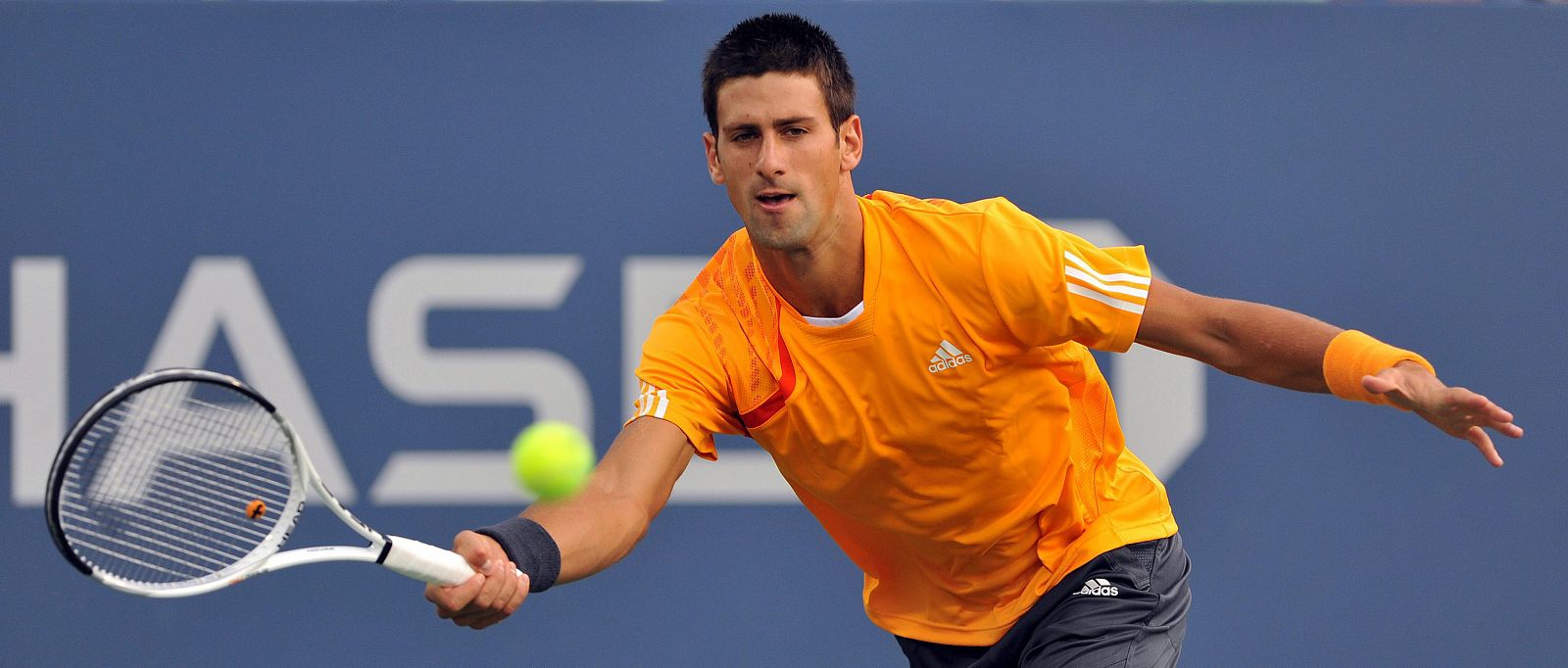 El tenista serbio Novak Djokovic devuelve una bola