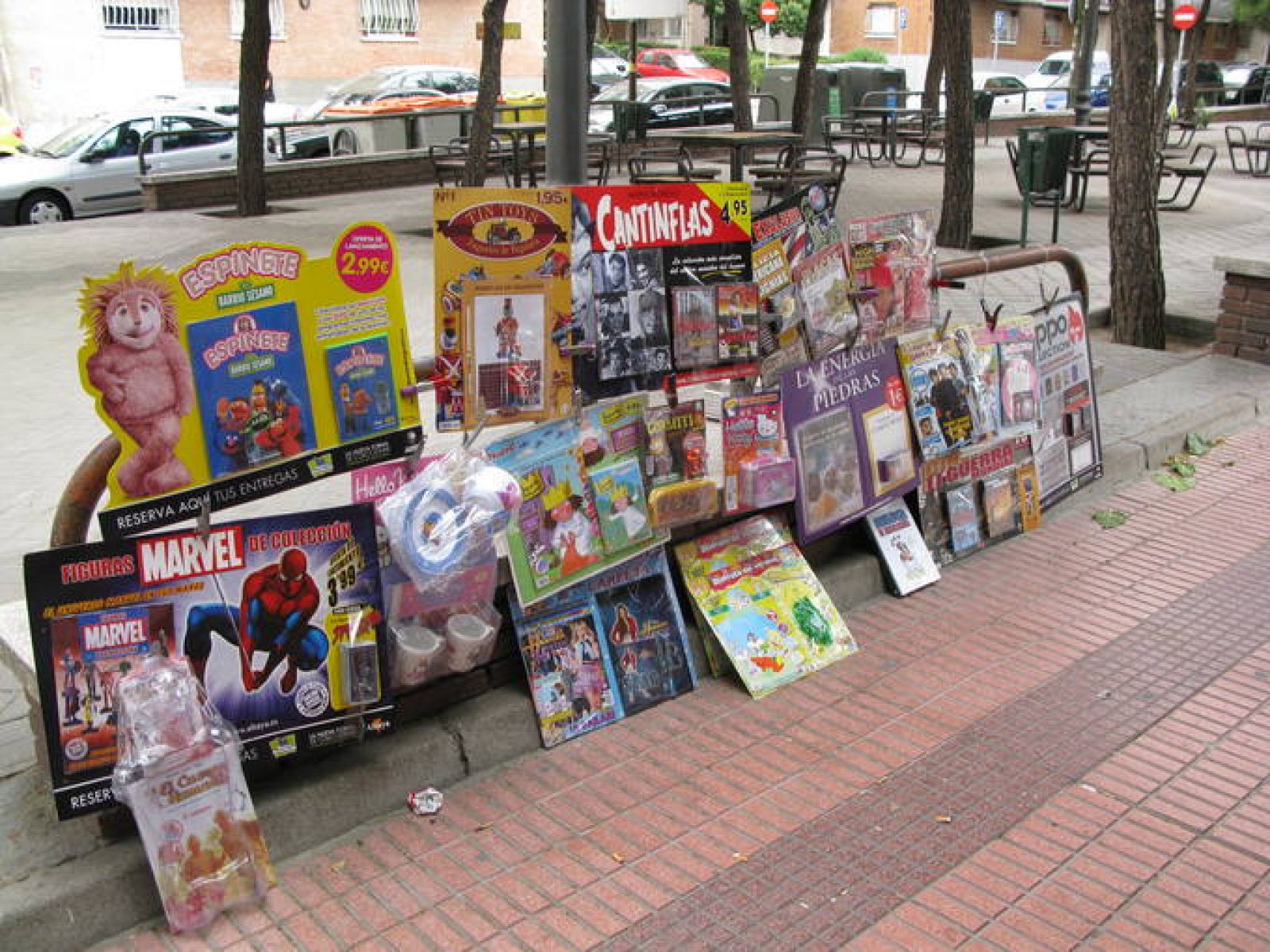 Antonio, que lleva 22 años de kioskero en el barrio madrileño de La Elipa, coloca todos los días los fascículos en la acera 