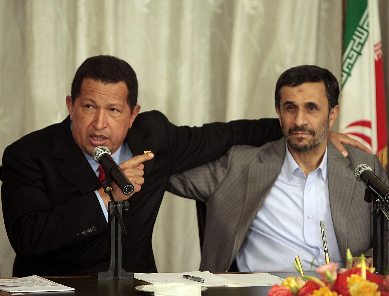 Los presidentes de Venezuela e Irán, Chávez y Amahdineyad, en Teherán.