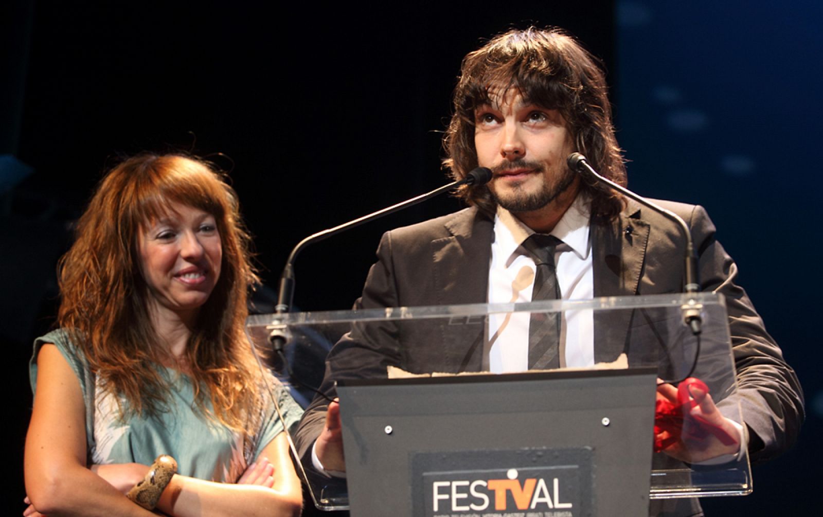 El actor David Janer y la productora ejecutiva de "Águila Roja", Pilar Nadal, recogen el Premio a Mejor Serie Dramática en la ceremonia de clausura del Festival de Vitoria en el Teatro Principal Antzokia.