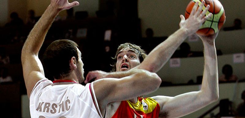 Desastre de España en el debut ante Serbia.