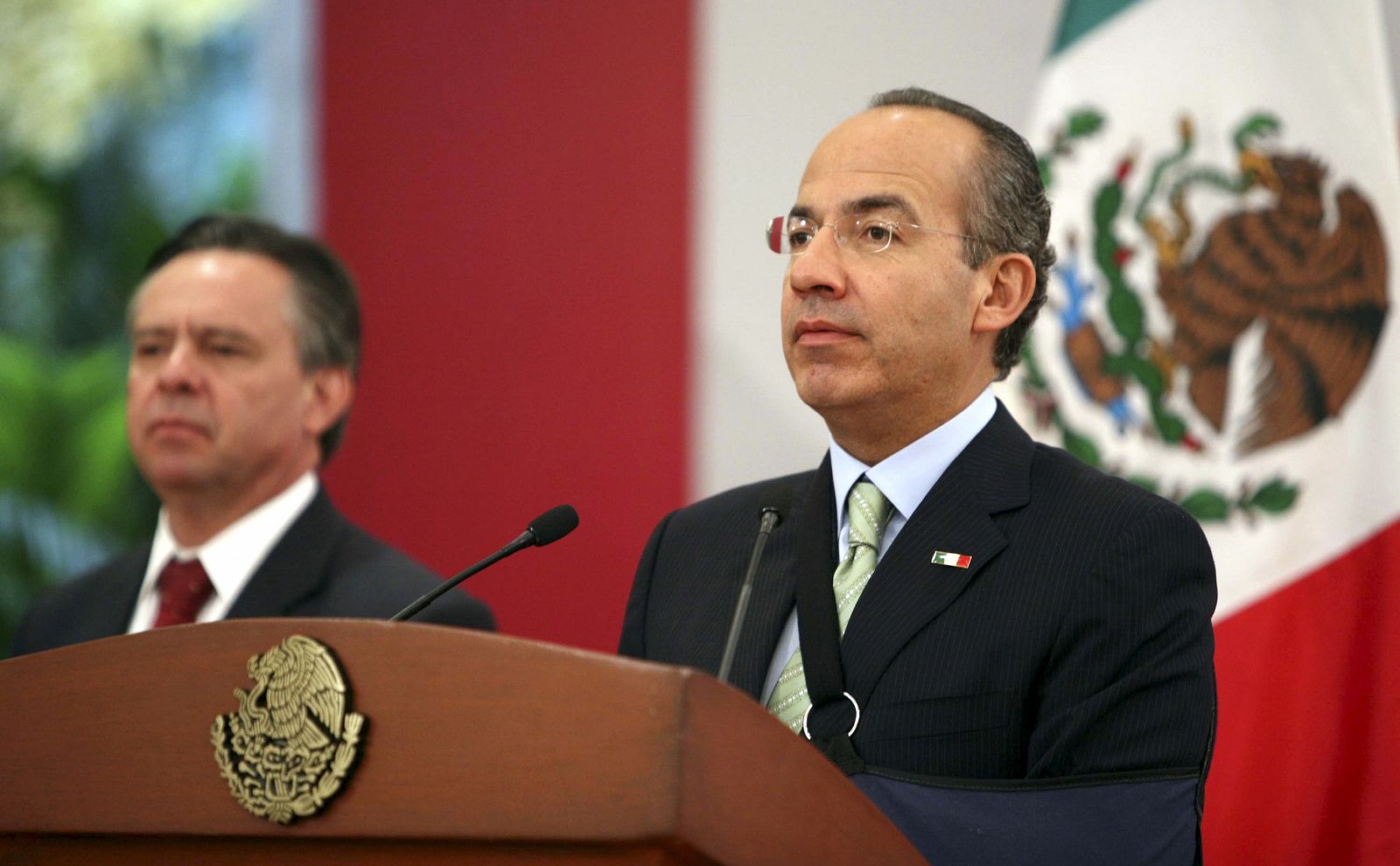 Calderón (derecha) junto al destituido fiscal general Mora, hace un año.