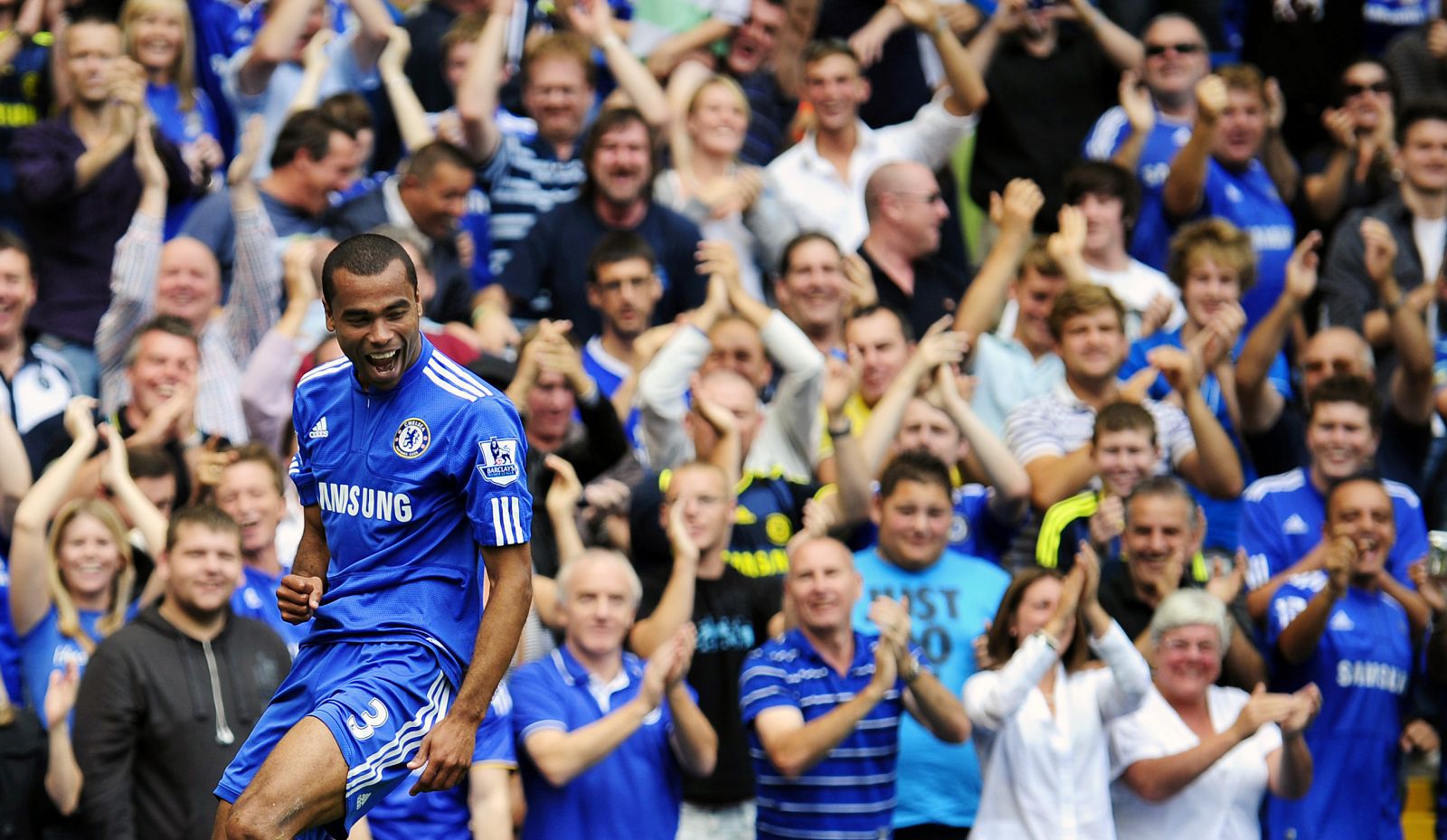 Ashley Cole celebra su gol ante la afición del Chelsea en Stamford Bridge.