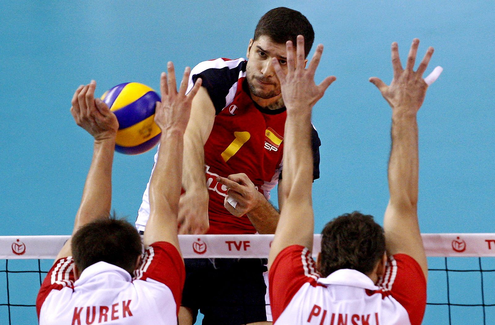 Guillermo Falasca (de frente), en una jugada ante los polacos Bartosz Kurek y Daniel Plinski