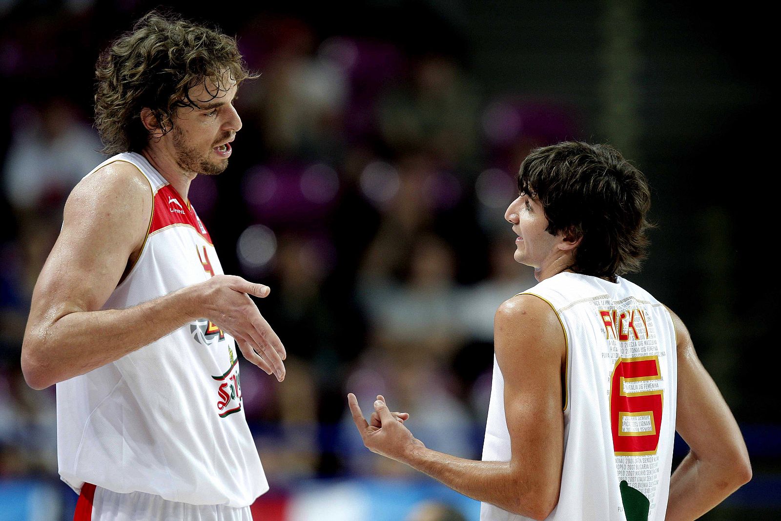 Pau Gasol conversa con Ricky Rubio, durante el partido frente a Gran Bretaña