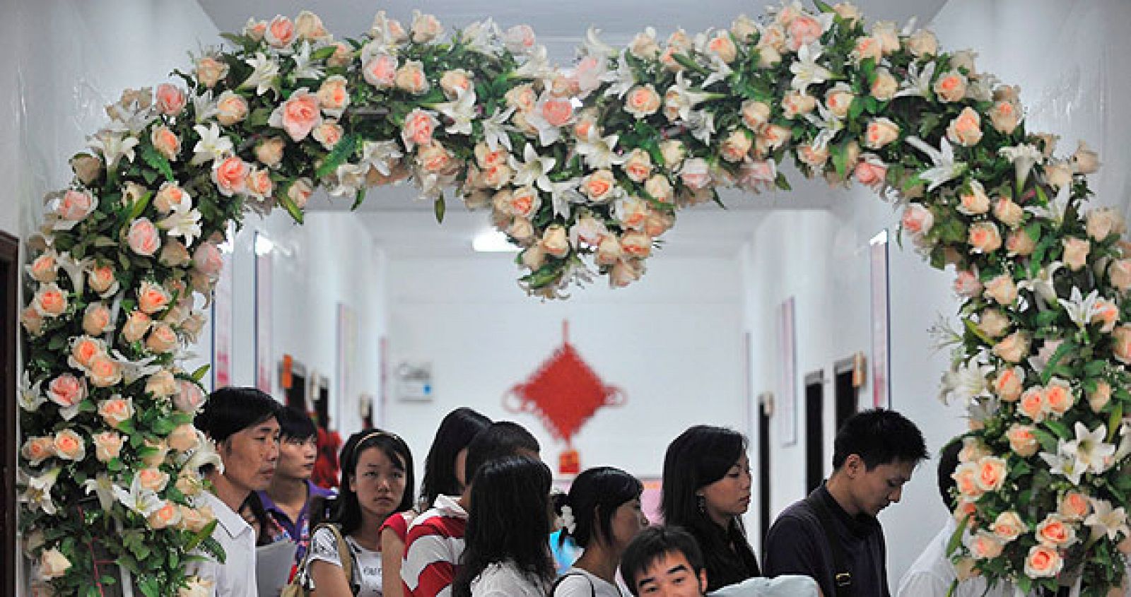 Varias parejas en Wuhan, en la provincia china de Hubei