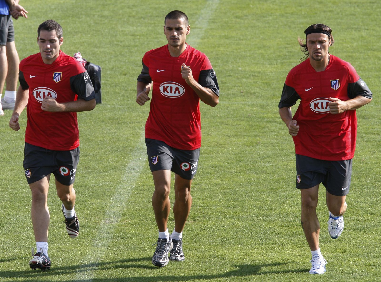 Ujfalusi, a la derecha, entrena junto a los defensas Antonio López y Juanito