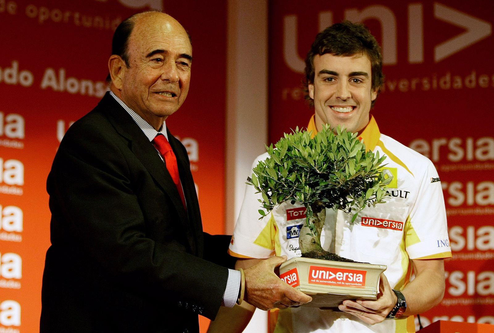 Imagen de archivo de Emilio Botin entregando un bonsai a Fernando Alonso en mayo de este año.