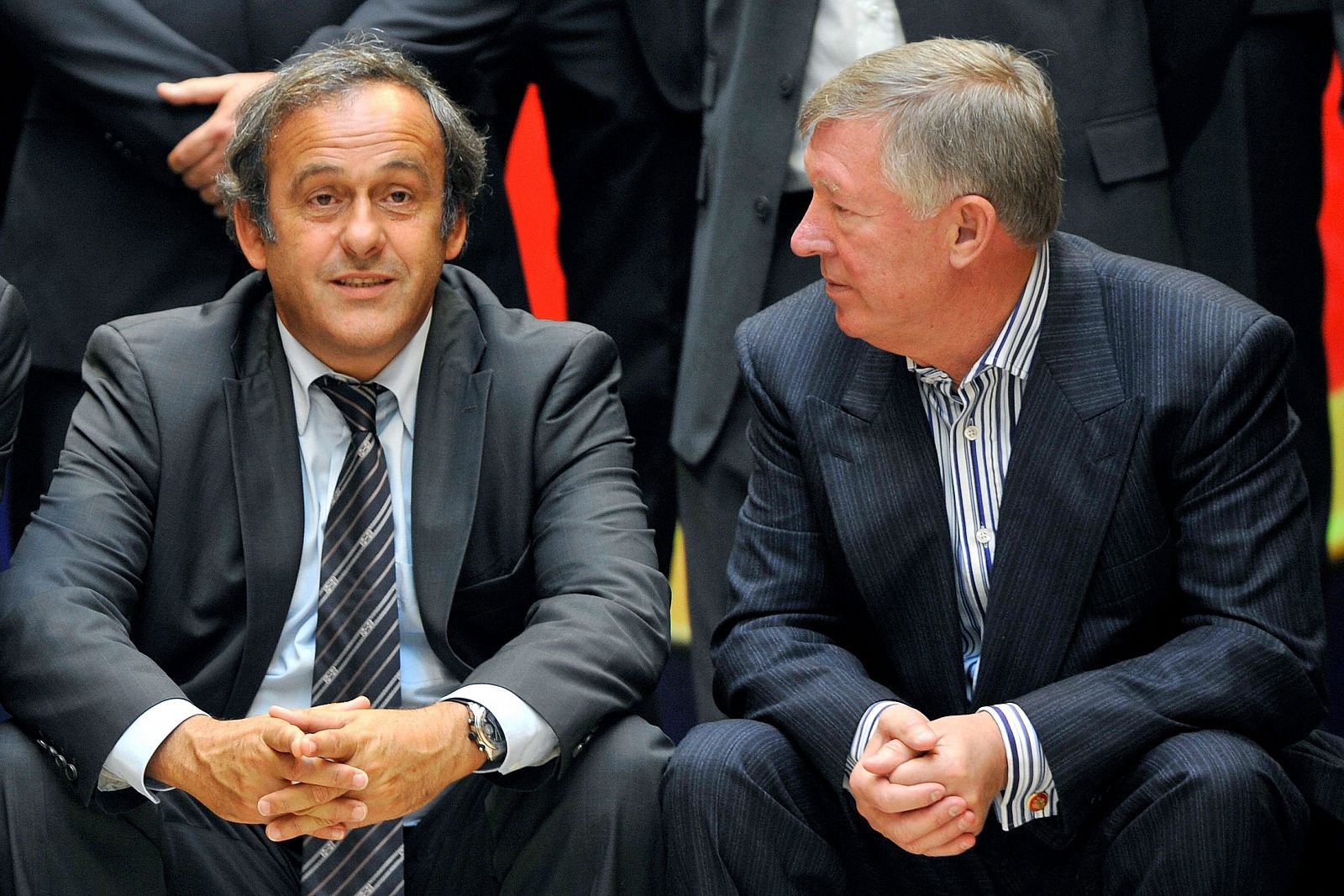 Ferguson, junto al presidente de la UEFA, Michel Platini (izq.).