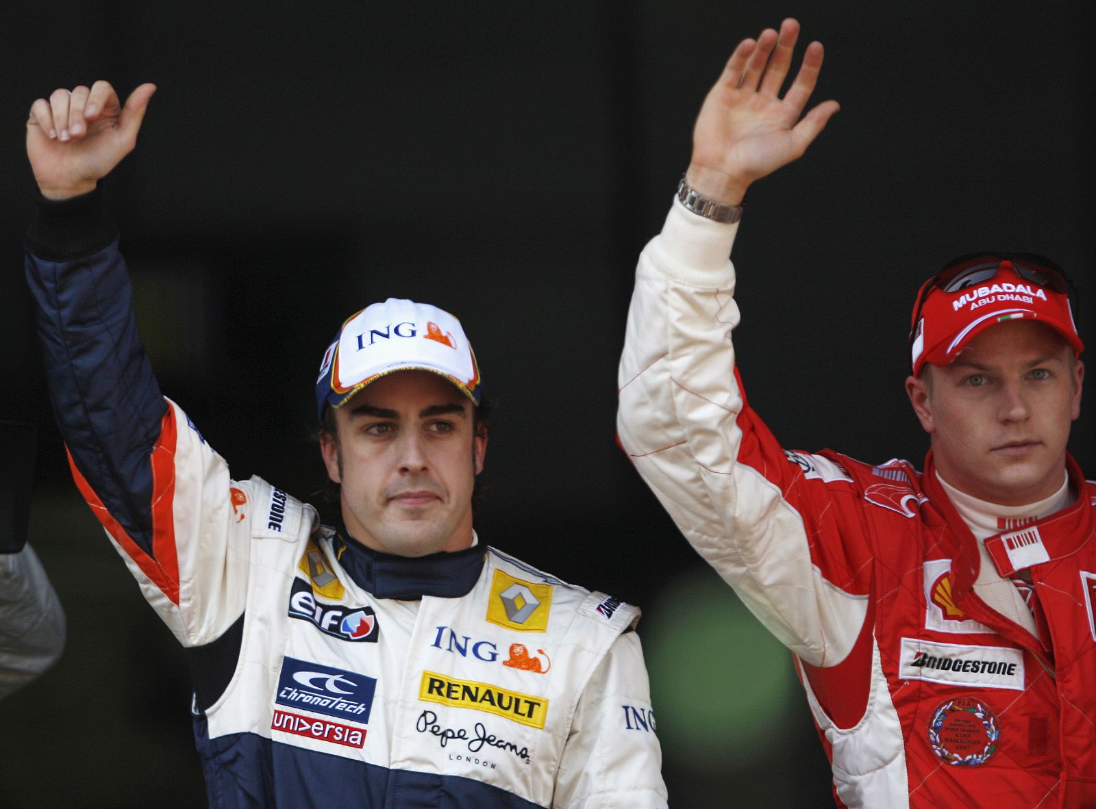 Fernando Alonso (Renault) y Kimi Raikkonen (Ferrari), en el circuito de Montmeló en 2008.