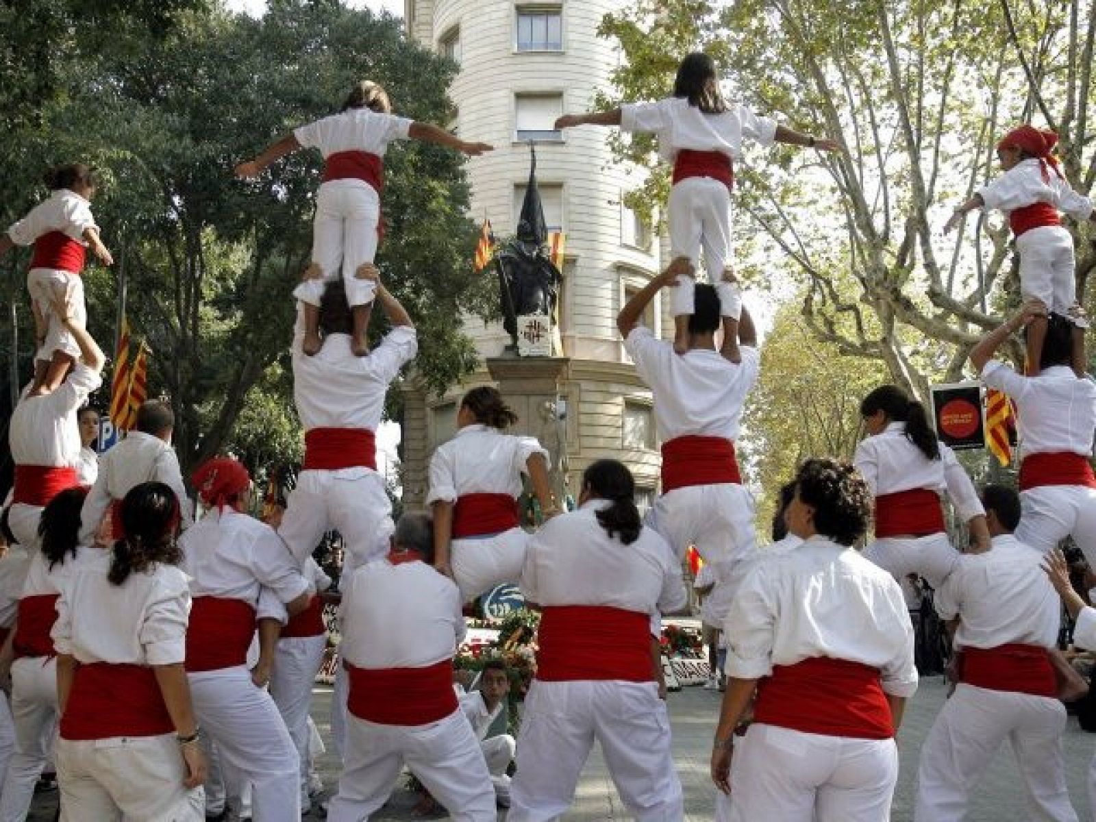 La agrupación de Falcons de Barcelona durante la celebración de la Diada Nacional de Cataluña de 2008.