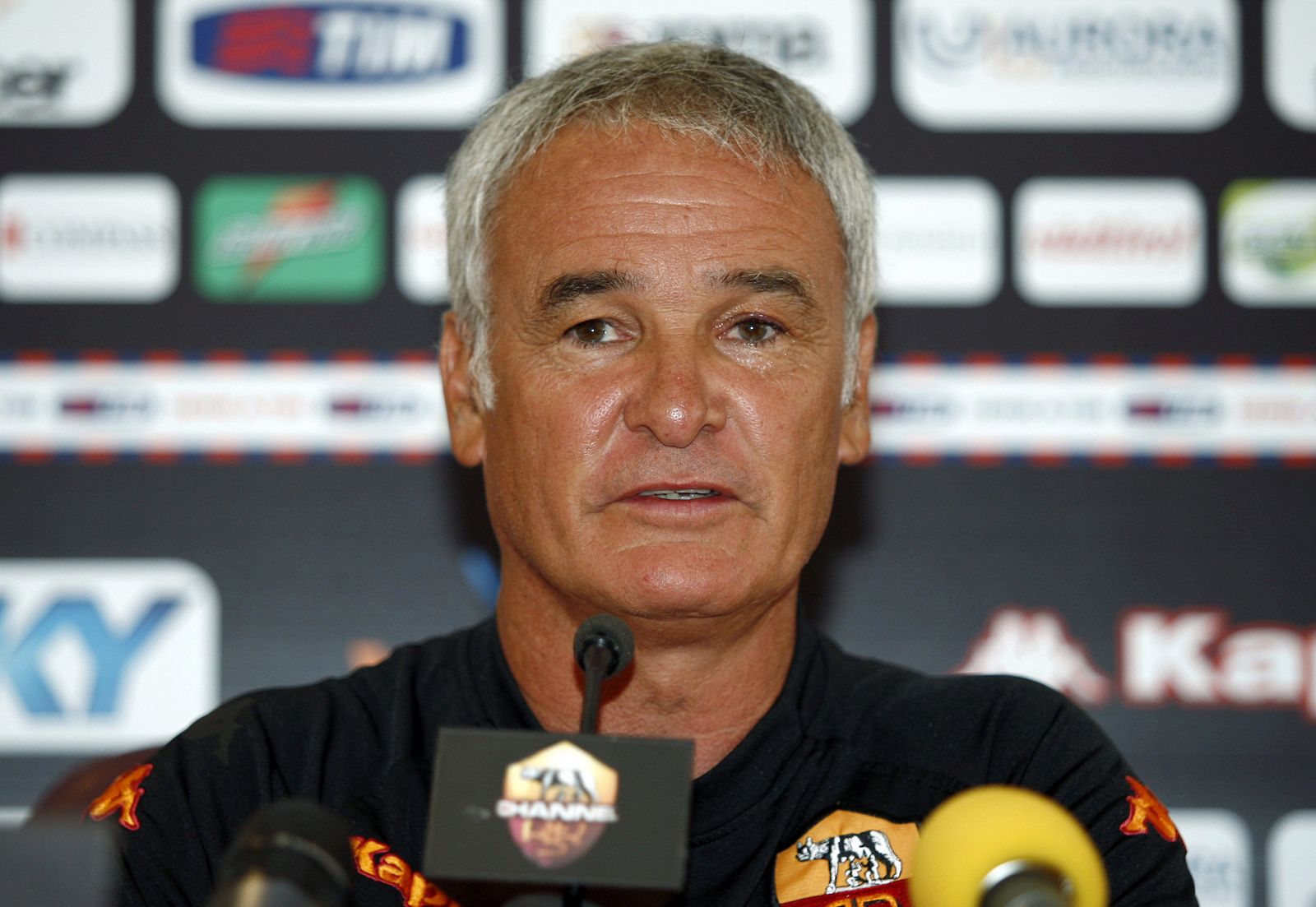 Claudio Ranieri atiende a los medios de comunicación durante su presentación como técnico en el AS Roma.