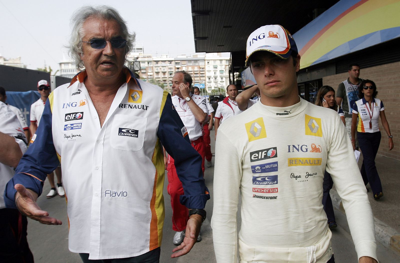 Briatore y Piquet charlan durante unas pruebas en el circuito de Valencia en 2008, tiempos mejores.