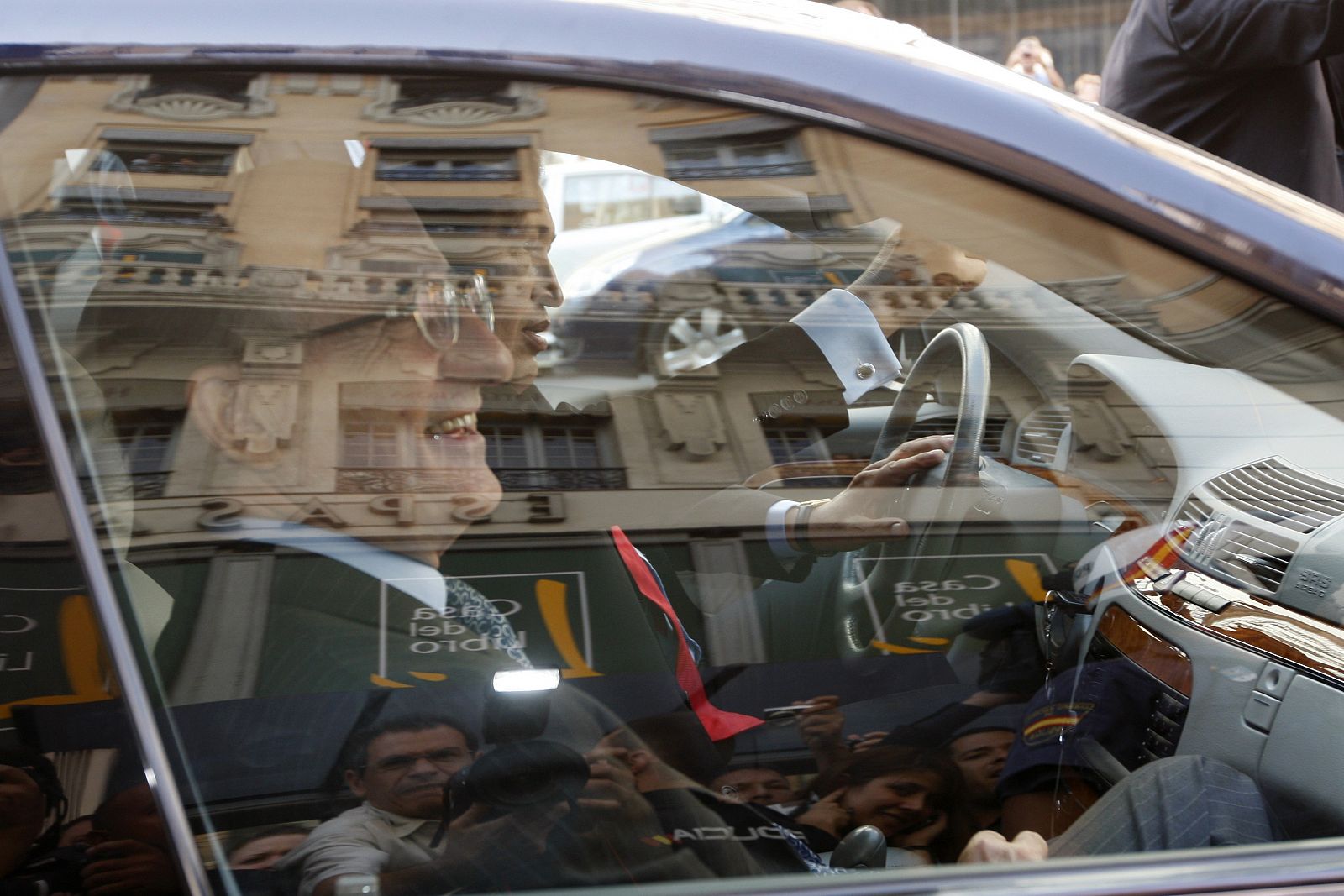 El presidente de Venezuela conduce un coche acompañado por el presidente de Repsol, Antoni Brufau.