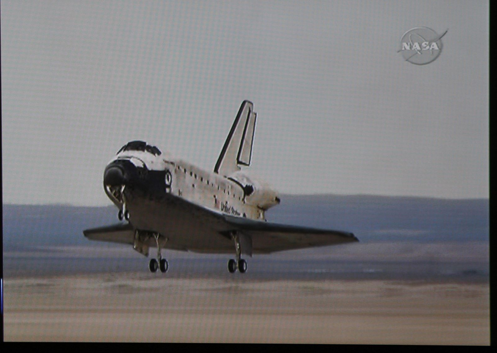 EL TRANSBORDADOR ESPACIAL DISCOVERY ATERRIZA EN LA BASE EDWARDS DE LA FUERZA AÉREA EN CALIFORNIA