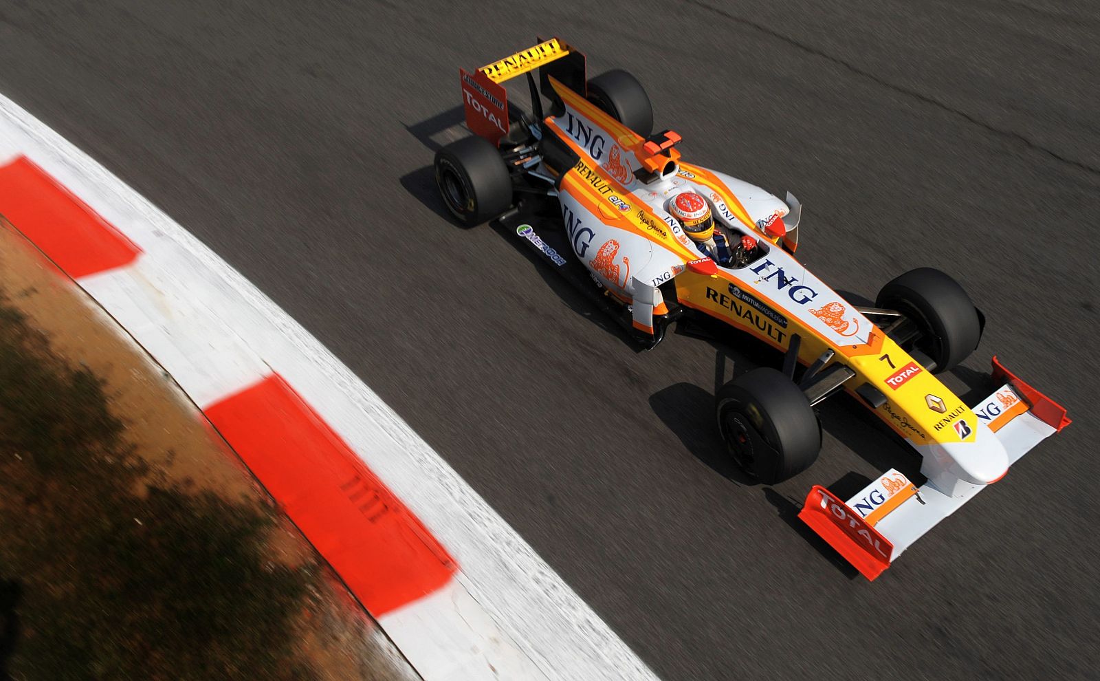 El piloto español de Fórmula Uno, Fernando Alonso de Renault, en acción durante los entrenamientos en el circuito de Monza.