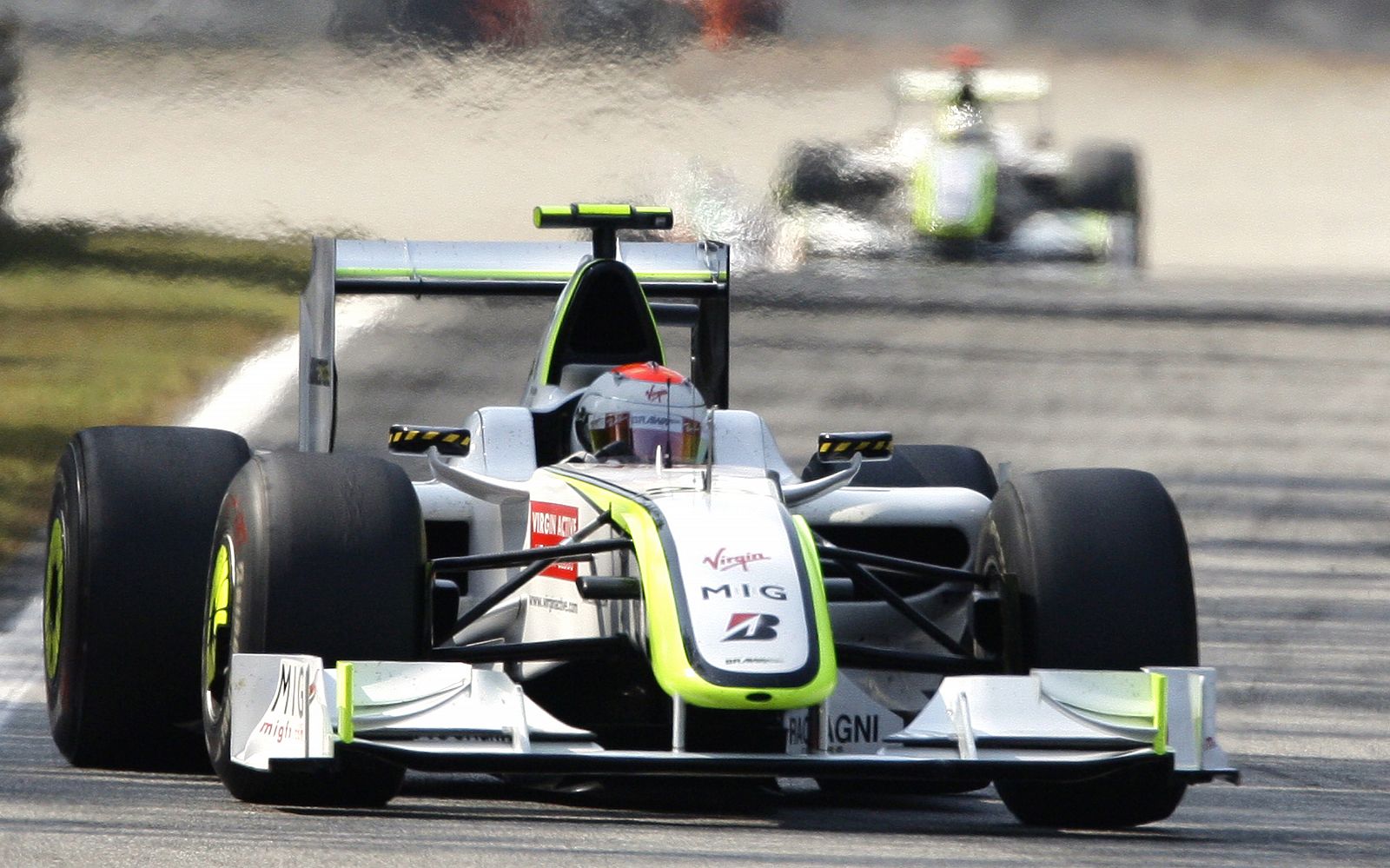 El piloto brasileño de Brawn GP Rubens Barrichello ha conseguido ganar en Monza su tercera carrera.