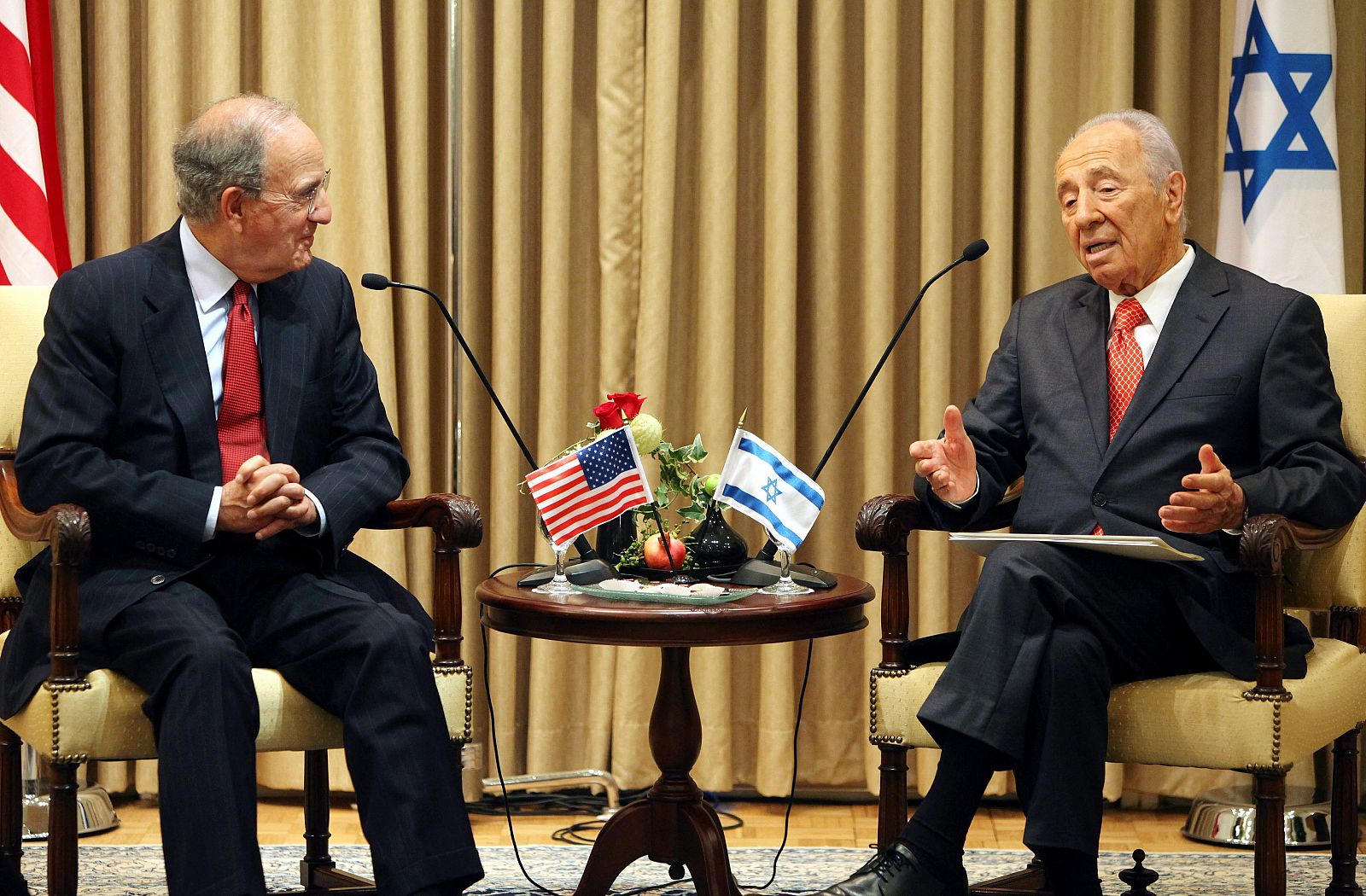 El enviado de Estados Unidos, George Mitchell, con el presidente israelí, Simón Peres.