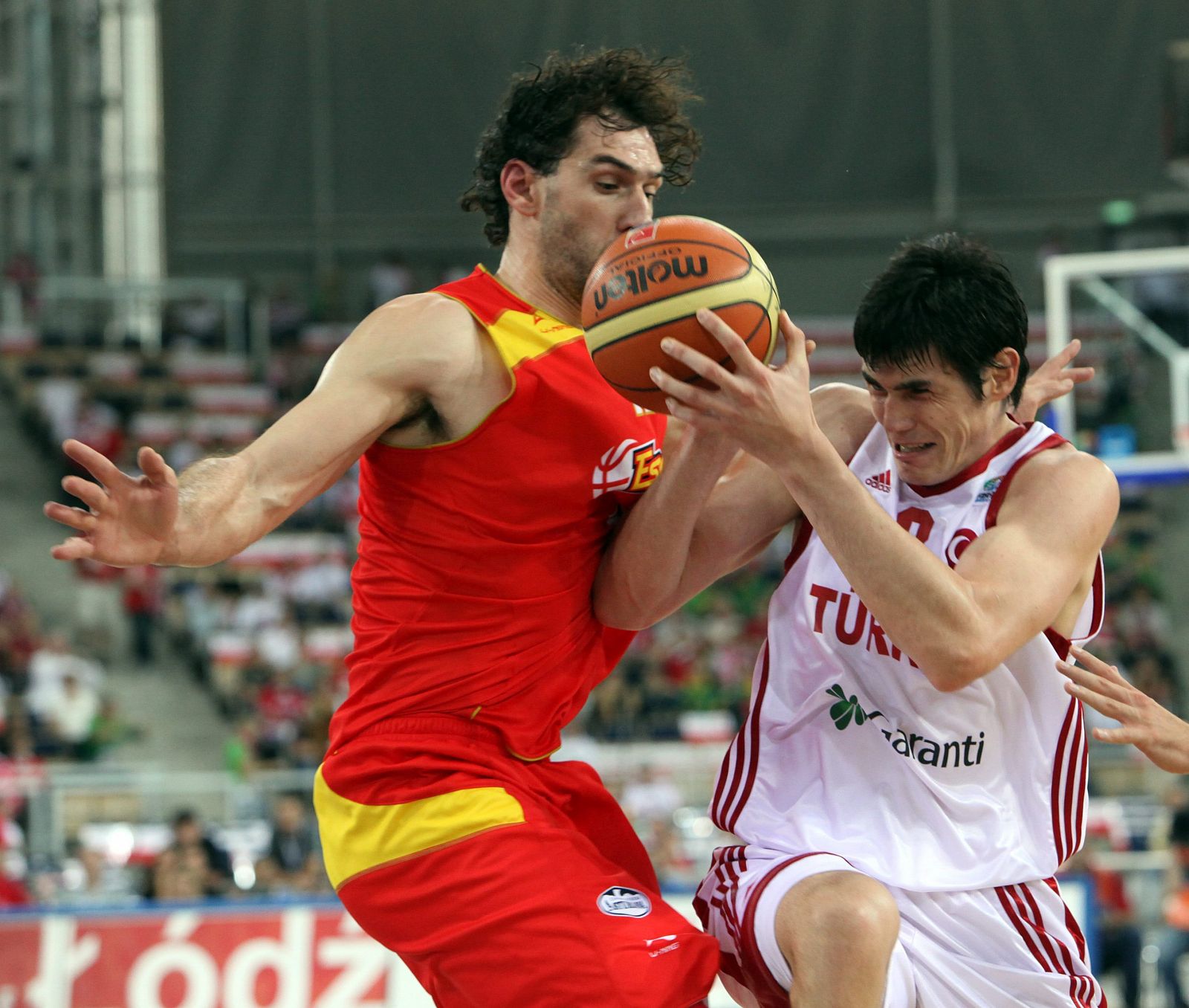 El jugador de la selección española Jorge Garbajosa (lucha por el balón con Ersan Ilyasova, de Turquía.