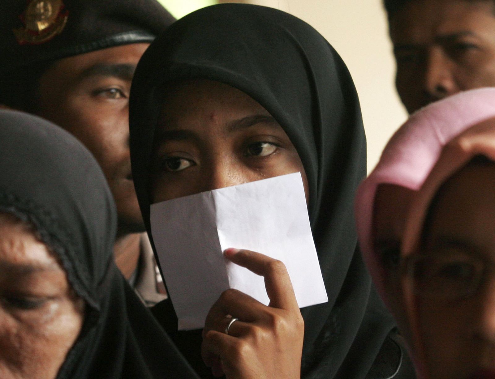 Un grupo de feministas se reúnen fuera del parlamento de Aceh para protestar por la ley.