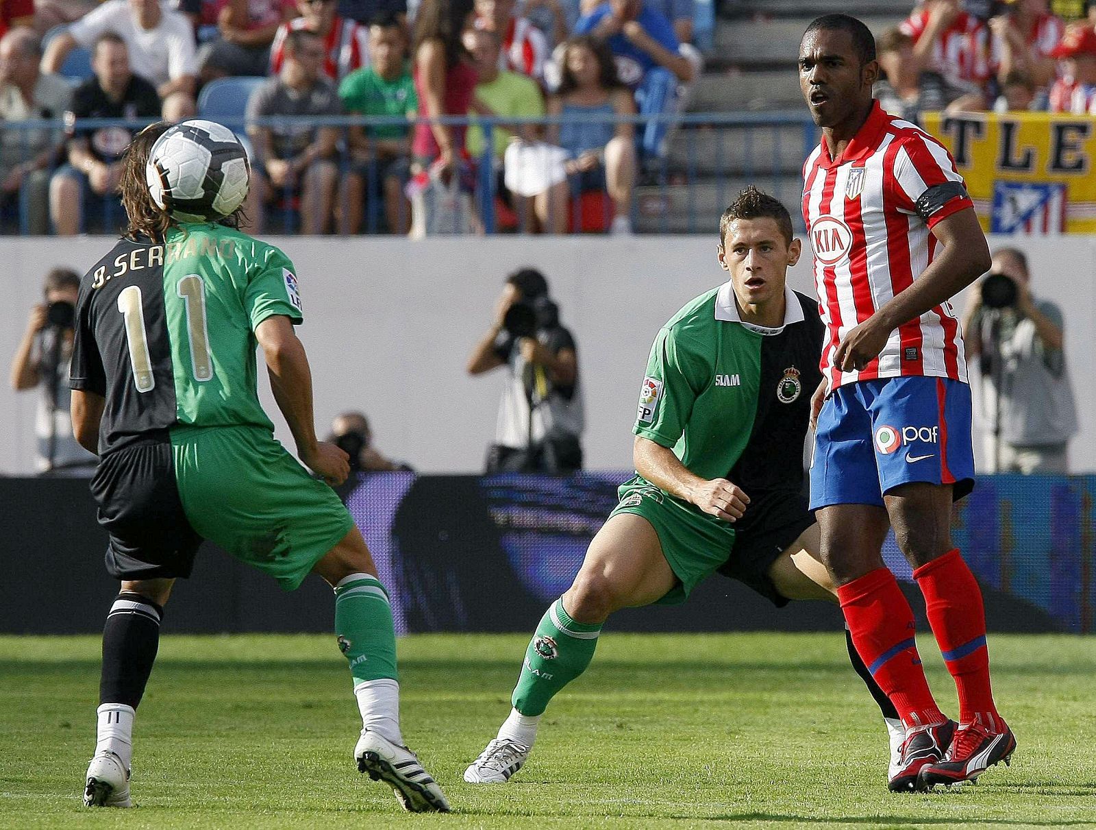 Sinama Pongolle disputa un balón con el centrocampista español del Racing de Santander, Óscar Serrano