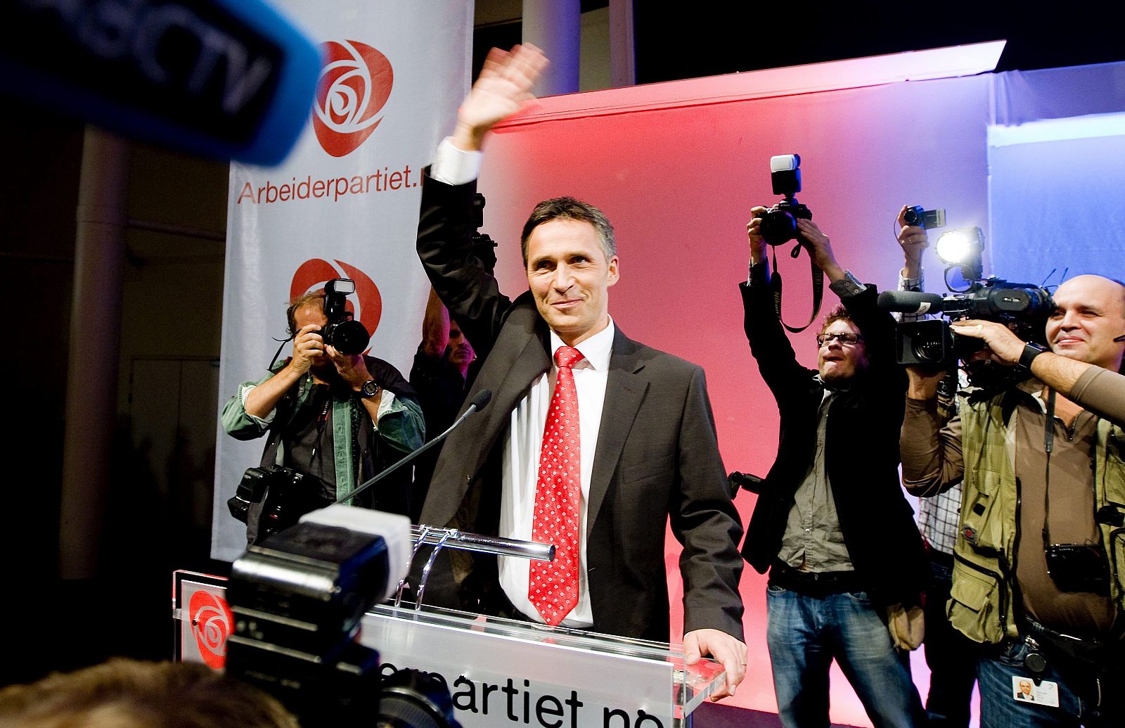 El primer ministro Jens Stoltenberg, líder de los laboristas noruegos, celebra el triunfo.