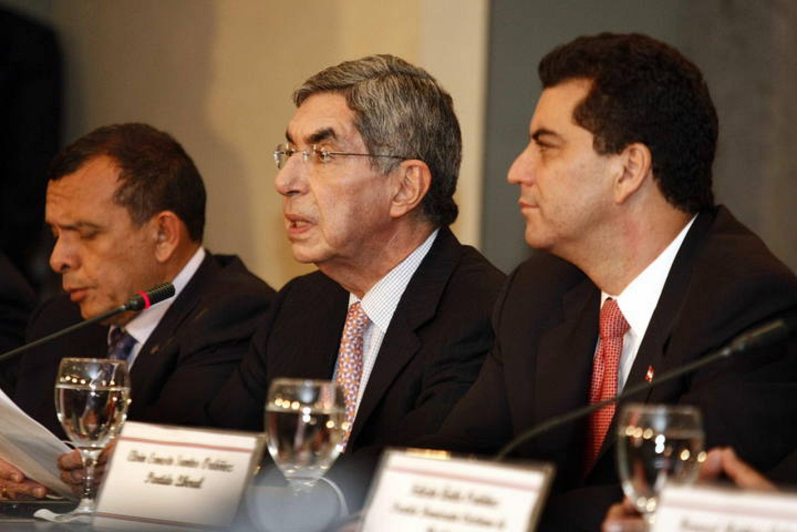 ÓSCAR ARIAS SE REÚNE CON MIEMBROS DE PARTIDOS POLÍTICOS HONDUREÑOS