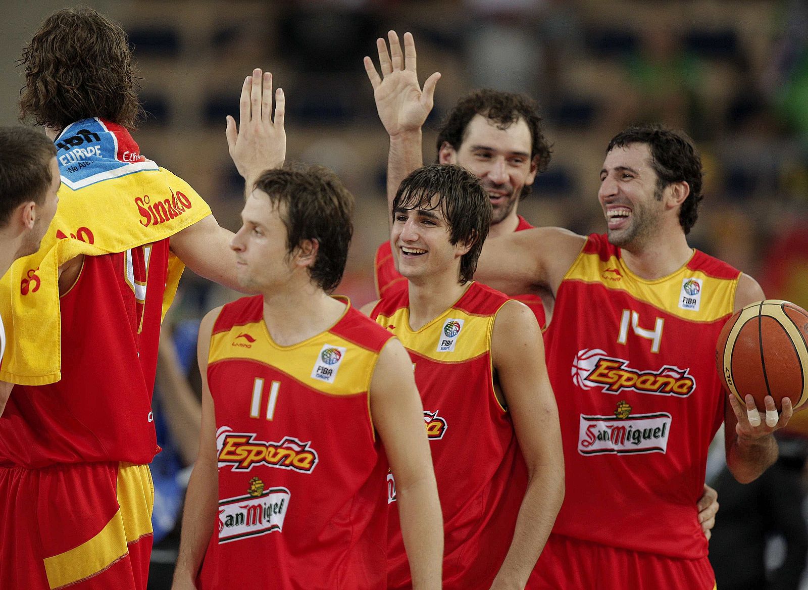 Los jugadores de la selección española de baloncesto celebran su victoria ante Polonia.