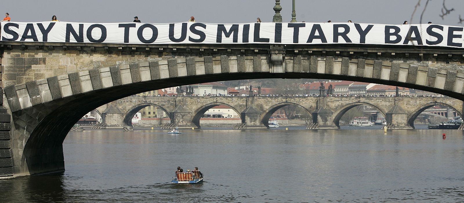 Un activista instala una pancarta contra el escudo antisimisiles de EE.UU. en un puente de Praga.