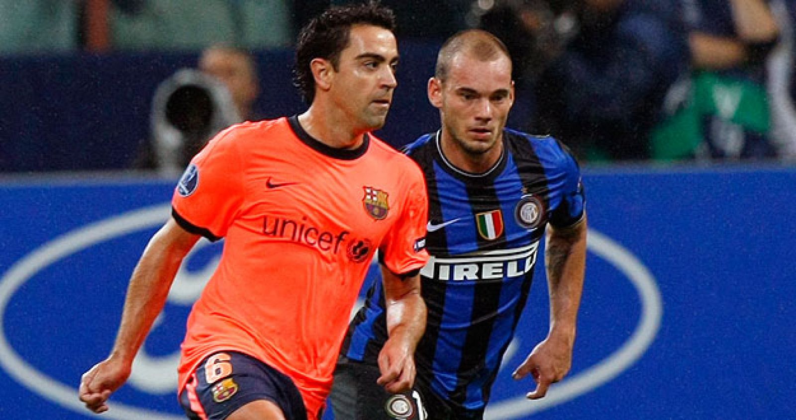 Xavi Hernández junto al interista Wesley Sneijder.