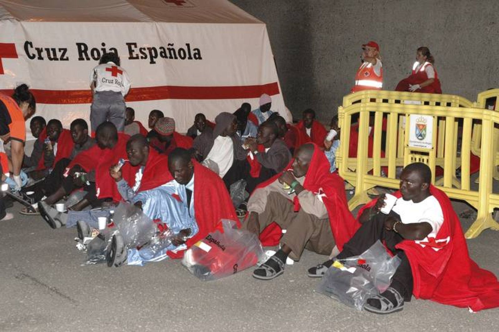 LLEGAN 90 INMIGRANTES EN EL CAYUCO INTERCEPTADO AL SUR DE GRAN CANARIA 