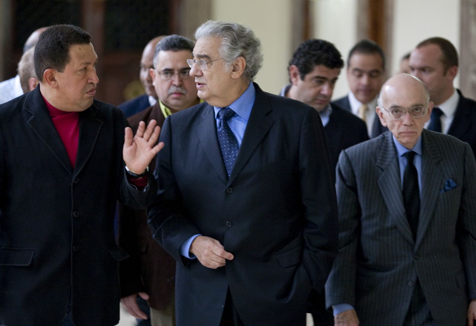 Chávez conversa animadamente con el tenor español Plácido Domingo.