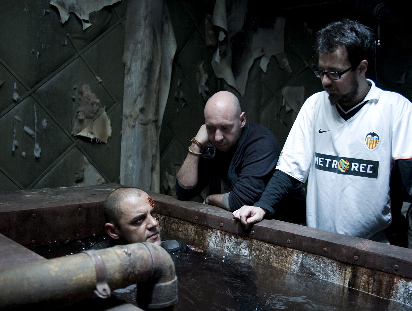 Paco Plaza y Jaume Balagueró supervisando una escena de [·Rec 2]