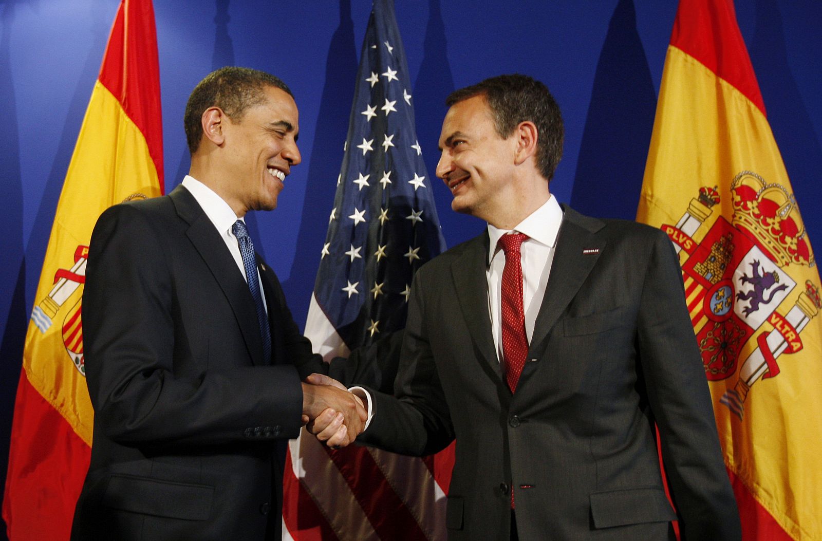Obama y Zapatero, durante su reunión en Praga.