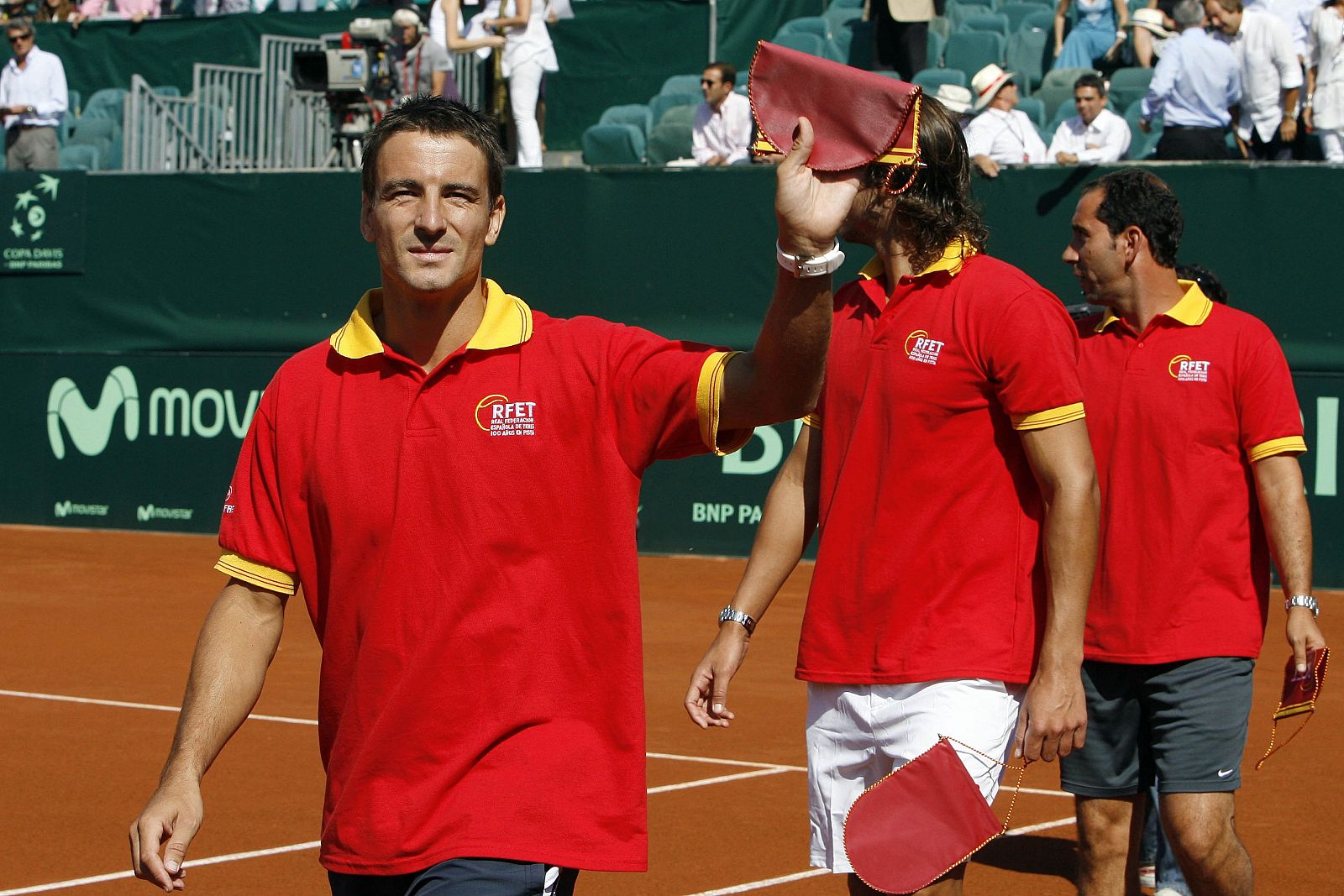 Tommy Robredo saluda a la llegada del equipo español a la pista. Le siguen Feliciano y Costa.