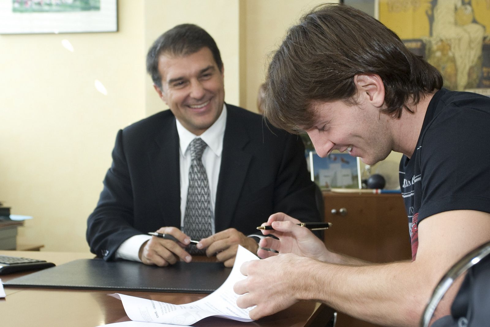Messi firma su ampliación de contrato en presencia del presidente azulgrana, Joan Laporta.