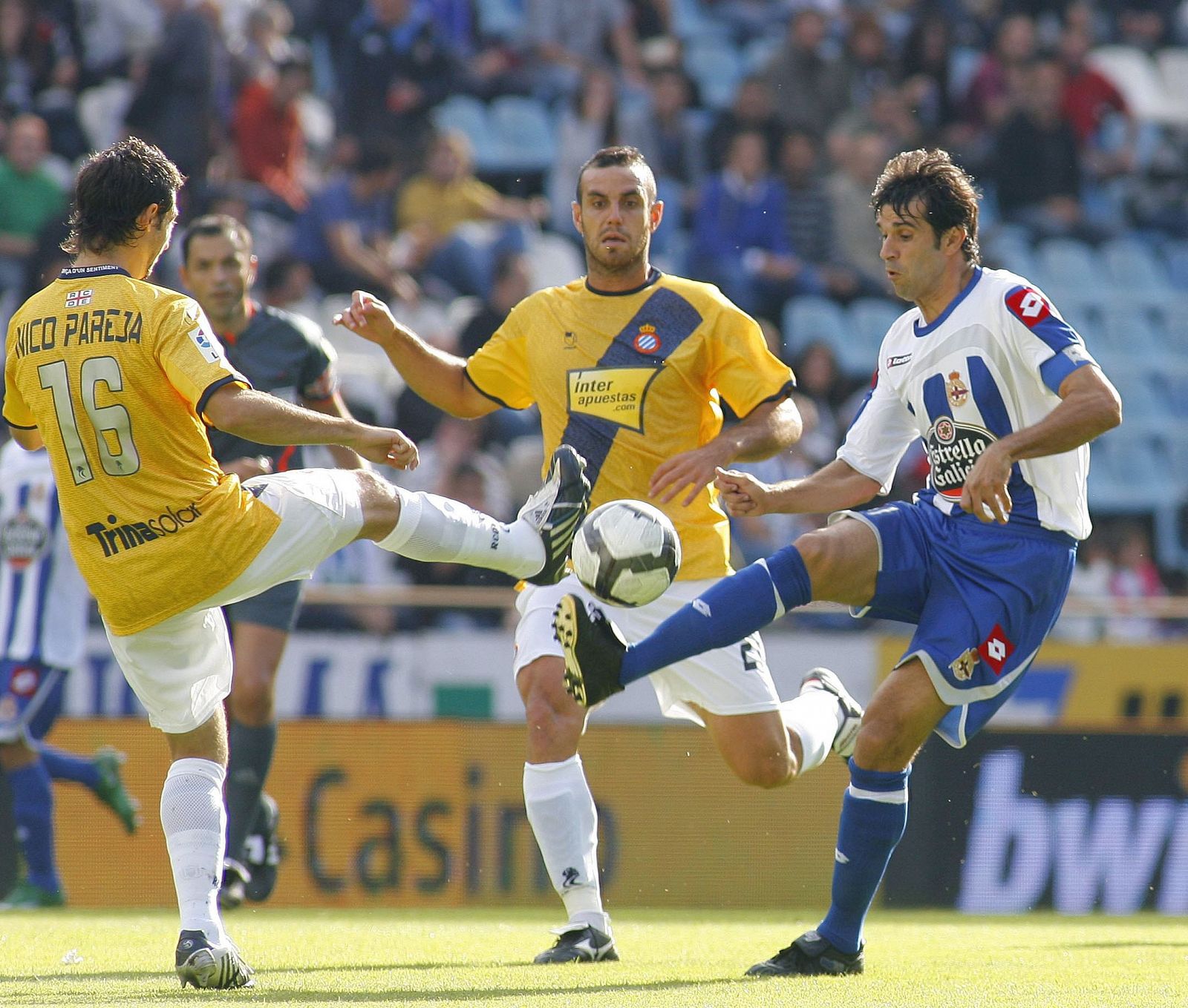 El Deportivo estuvo cerca de remontar ante el Espanyol, que se llevó su primera victoria del año