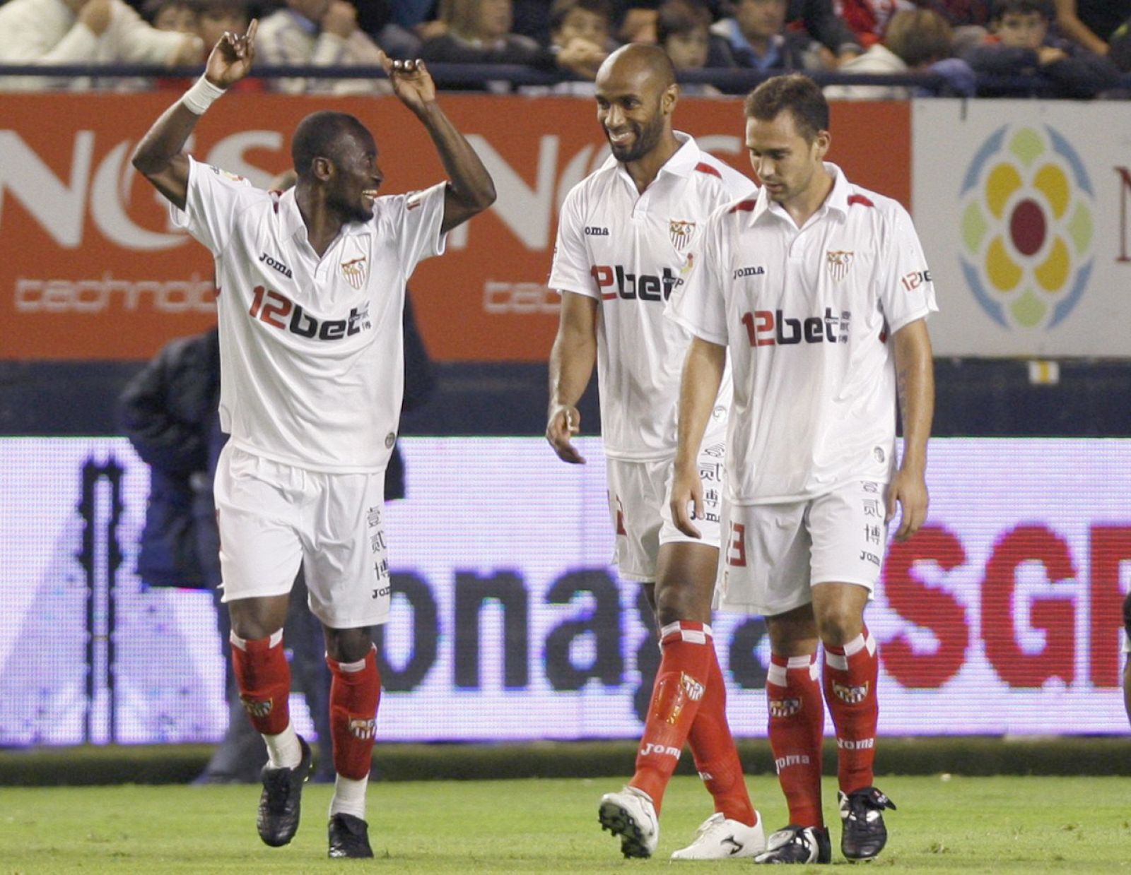 Kanouté celebra el segundo gol del Sevilla junto a Zokora y Lolo.