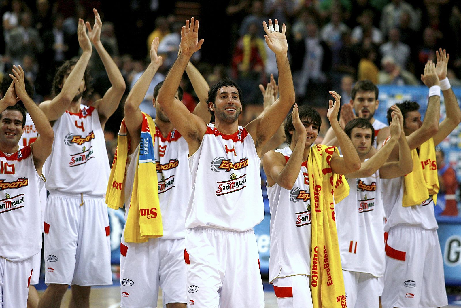 Los jugadores de la selección española de baloncesto celebran su victoria tras imponerse a Grecia por 82-64 en los Campeonatos de Europa de baloncesto.