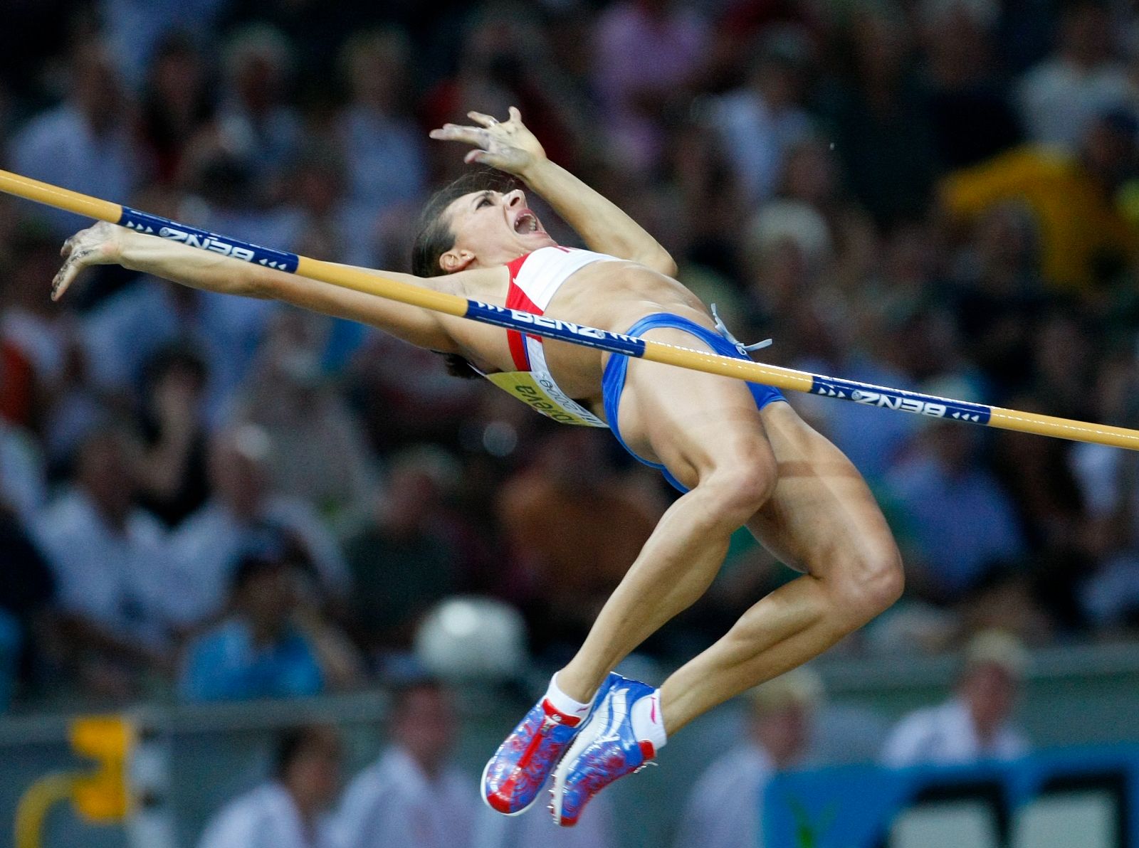 Yelena Isinbayeva superando el listón