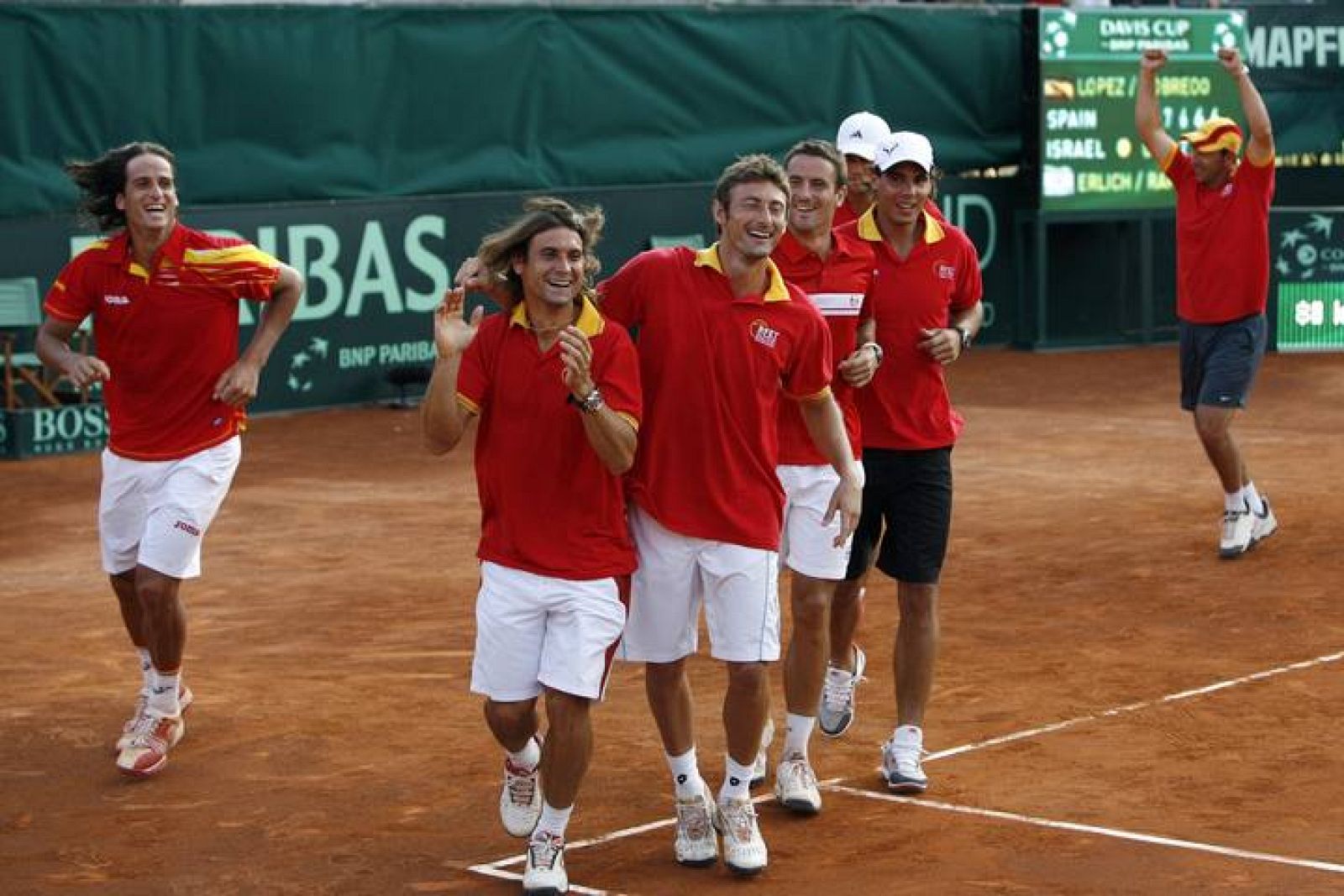 Los jugadores del equipo español de Copa Davis, acompañados por su capitán, celebran el pase a la final.