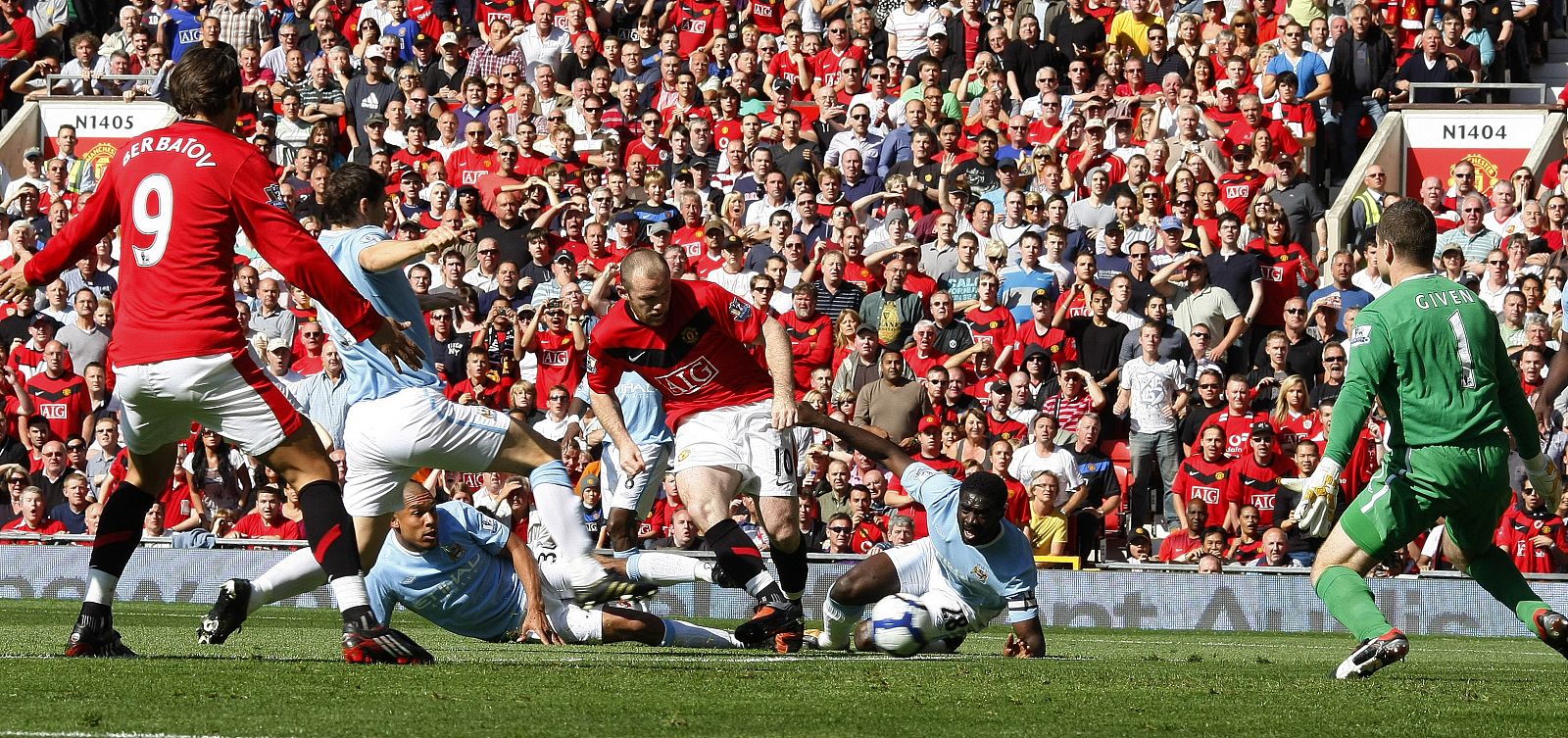 Rooney dispara a puerta para transformar el primer gol del partido, después vendrían otros seis