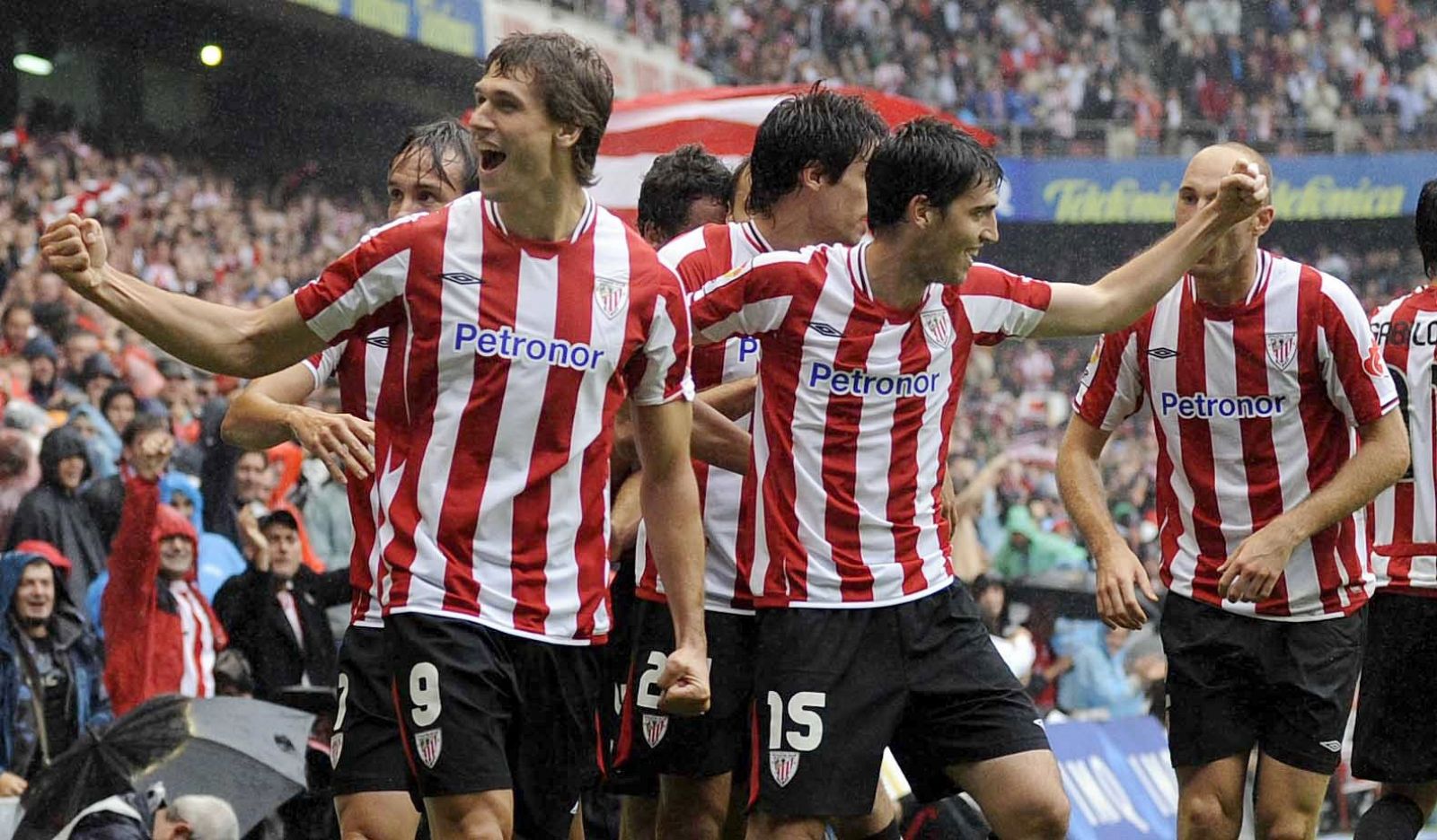 Los jugadores del Athletic de Bilbao celebran uno de los goles al Villareal