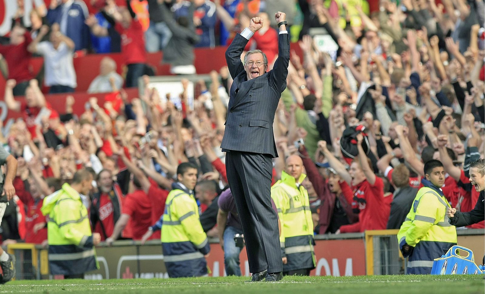 Sir Alex Ferguson celebra el final del partido de la Liga inglesa contra el Manchester City