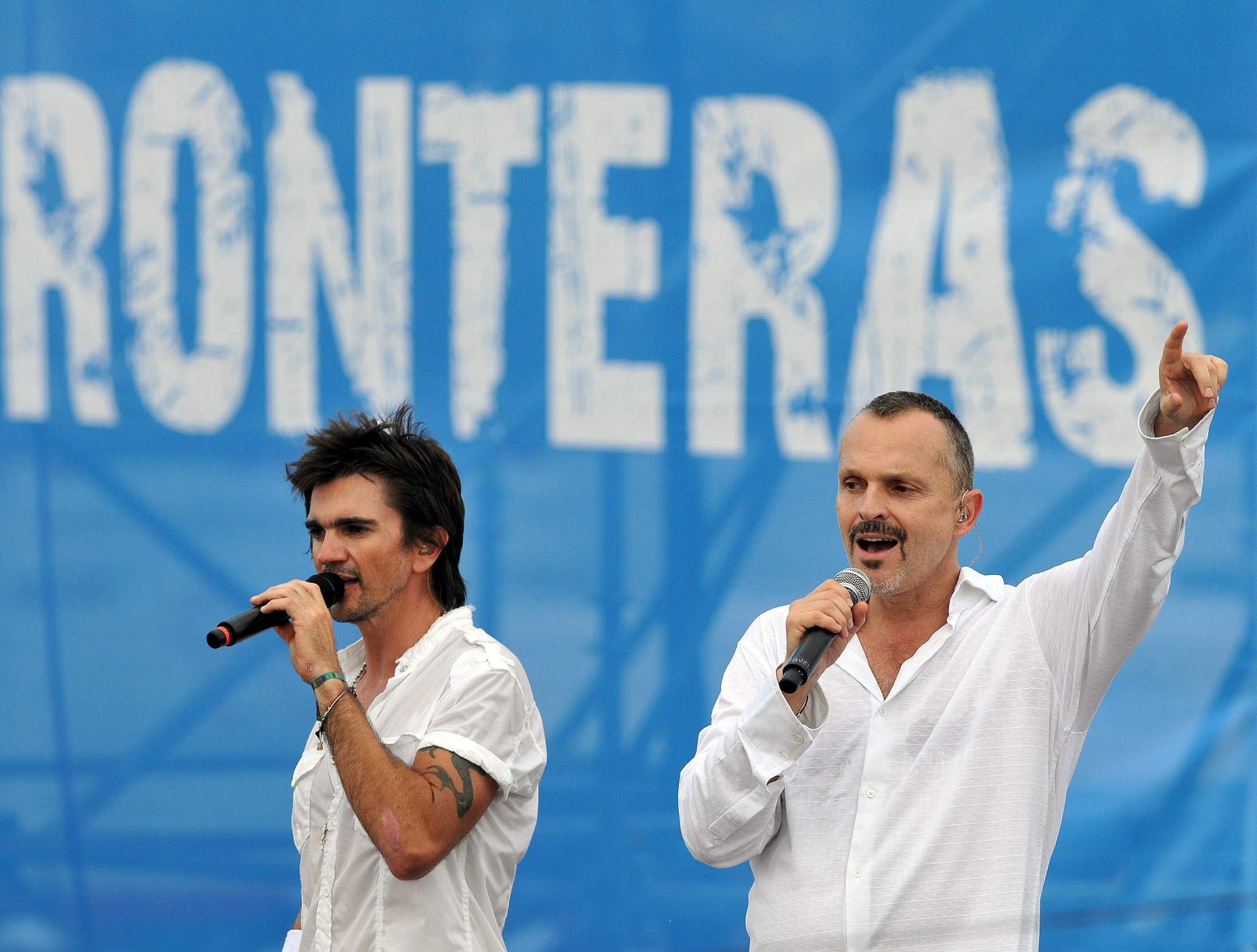 Juanes y Miguel Bosé en La Habana durante el concierto "Paz sin fronteras" .