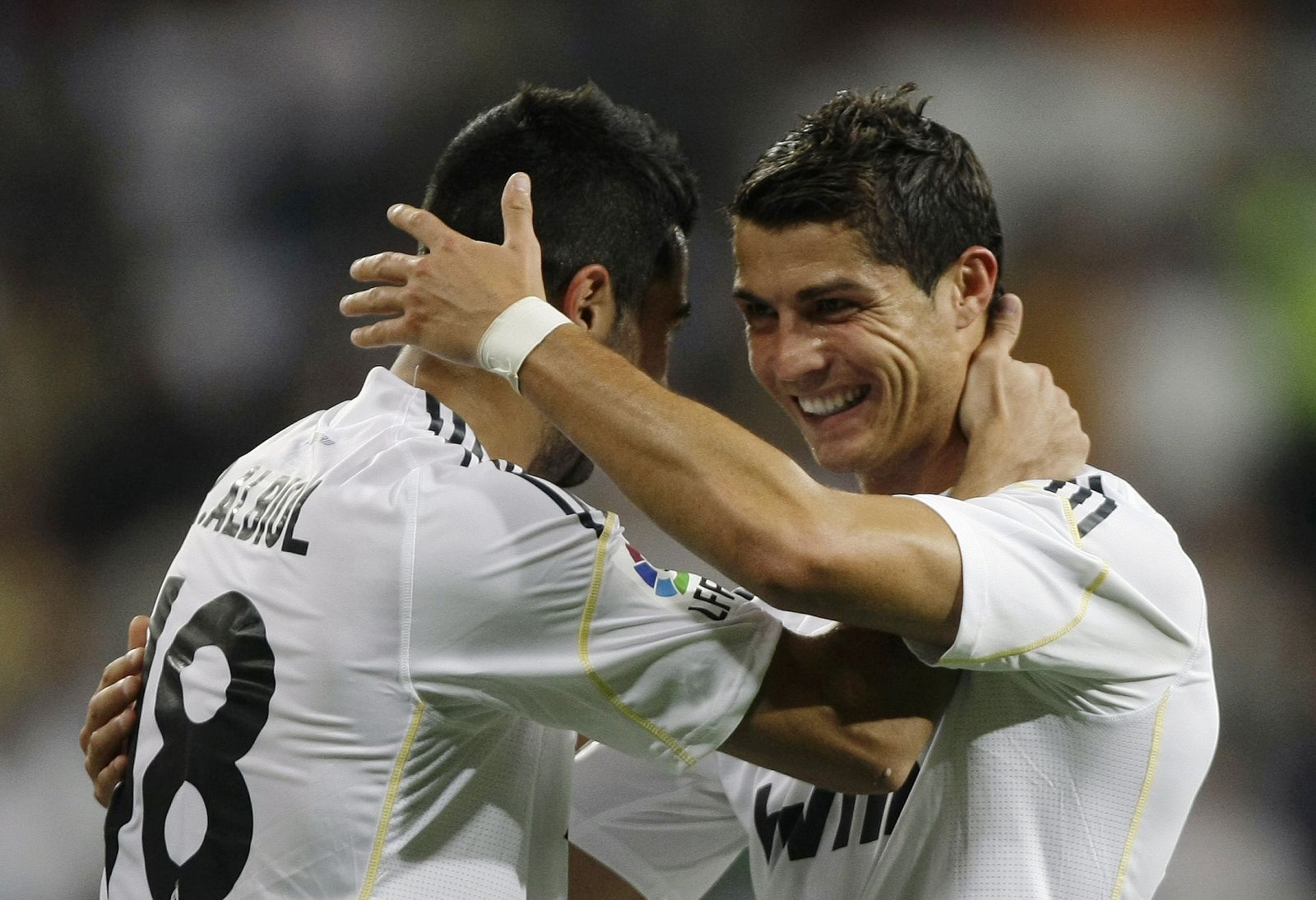 Albiol celebra con Cristiano Ronaldo el segundo gol del portugués en la victoria ante el Xerez